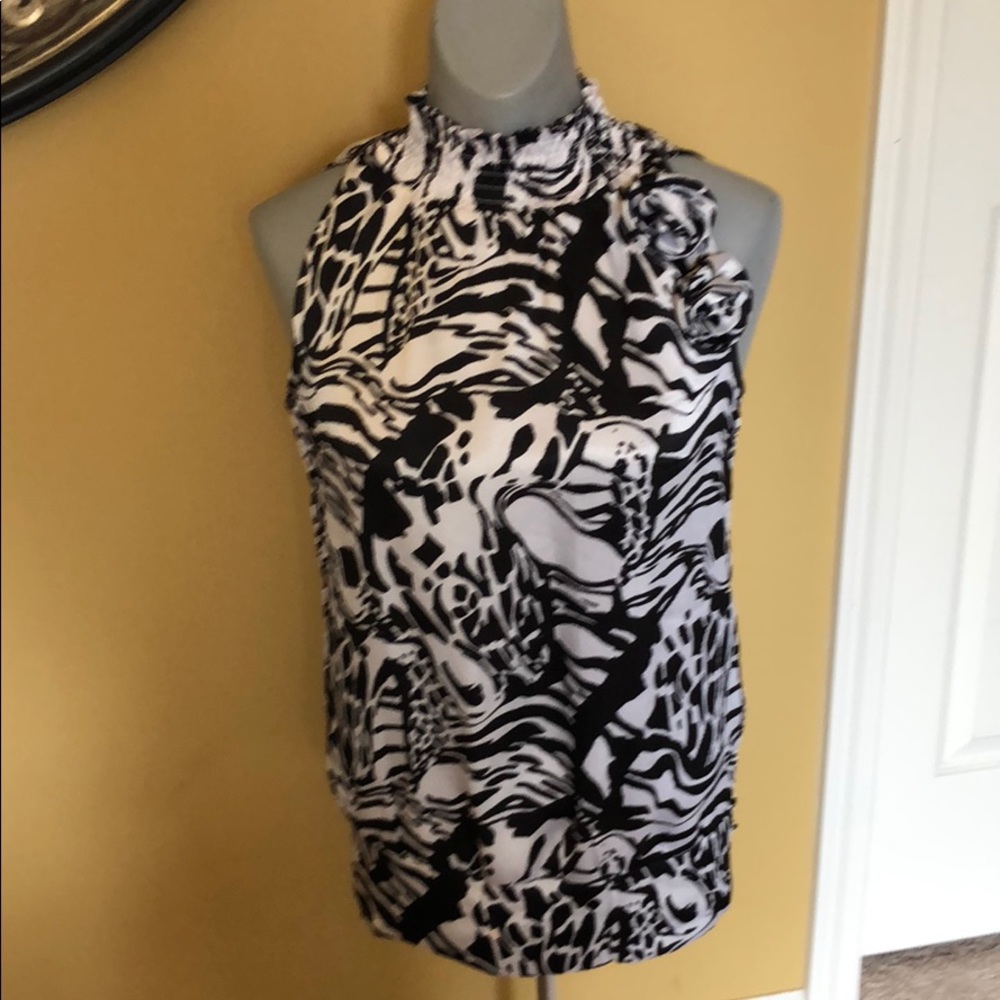 5/$20 The sweetest sleeveless turtleneck, like new